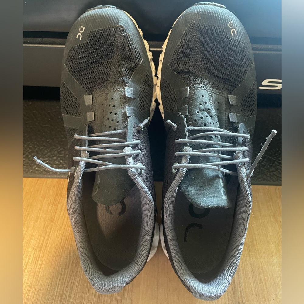 On cloud, women’s size 8, black and gray